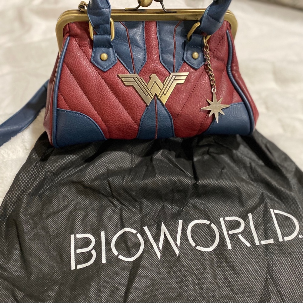 Wonder Woman Bioworld purse